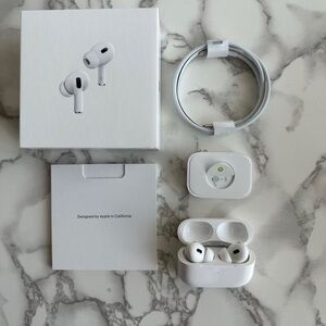 Apple White Wireless Earbuds with Charging Cable